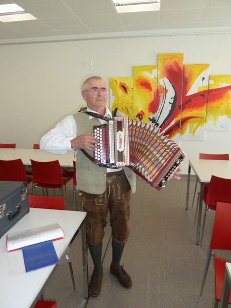 n_01 Karl spielt auf.jpg